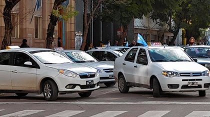 UBER WINS: Los Taxis aumentaron un 39% y la tarifa asciende a más de 1200