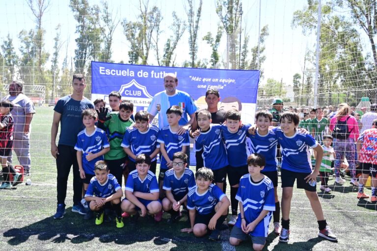 Se entregaron kits deportivos a 30 escuelitas de fútbol