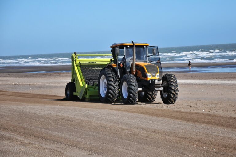 La super máquina que limpia la playa de Monte