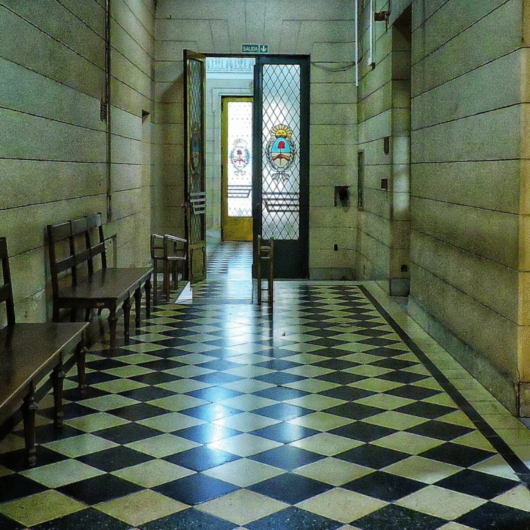 Juzgan a dos hermanos por intentar matar otro por una casa