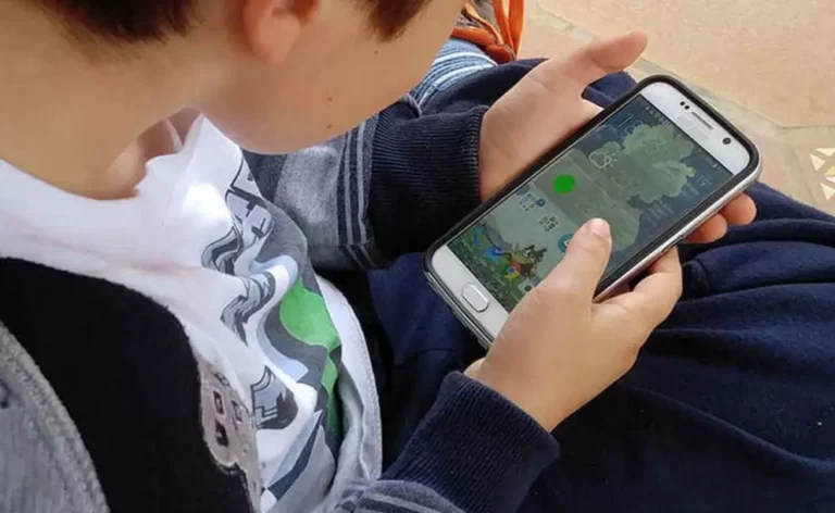 Chile prohíbe el uso de celulares en todas las escuelas a partir de 2026