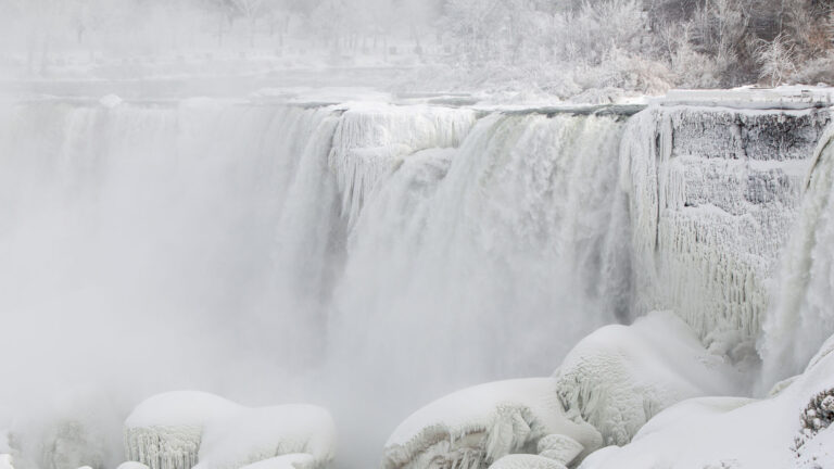 Ola polar congela parcialmente las Cataratas del Niágara