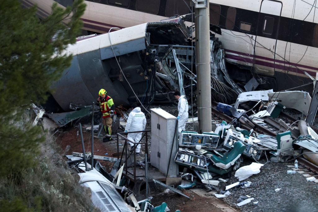 Choque de trenes en España deja al menos 39 muertes - Flamedia