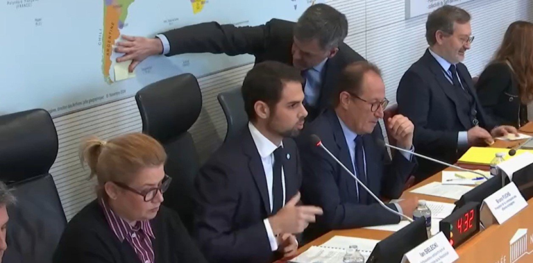 El embajador argentino en Francia tapó las Malvinas del mapa británico