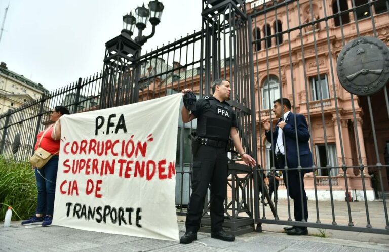 Un policía se esposó en Casa Rosada para reclamar mejores condiciones laborales