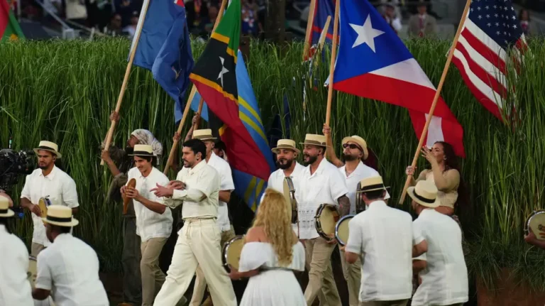 Con toda Latinoamérica unida Bad Bunny se presentó en el Super Bowl