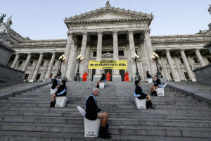Detuvieron a activistas de Greenpeace que saltaron las rejas del Congreso