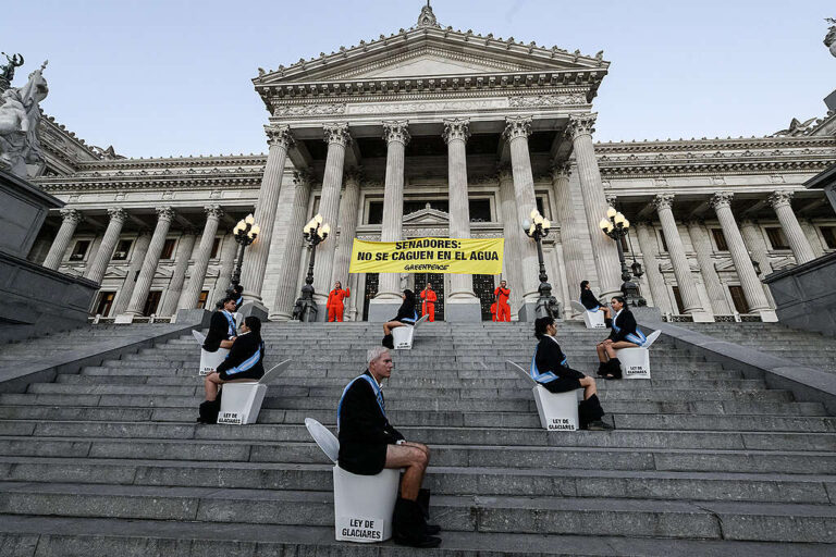 Detuvieron a activistas de Greenpeace que saltaron las rejas del Congreso