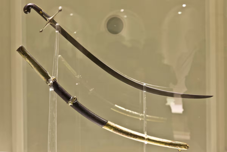 Renunció la directora del museo histórico nacional tras el traslado del sable de San Martín