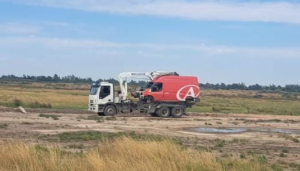 Retiraron la camioneta de Andreani varada en zona del Cholo desde la inundación