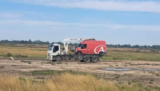 Retiraron la camioneta de Andreani varada en zona del Cholo desde la inundación