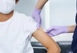 El Ministerio de Salud adelantó la vacunación antigripal por brote de H3N2