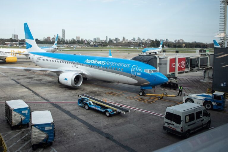 Aerolíneas Argentinas aumentará el precio de sus pasajes por la crisis petrolera