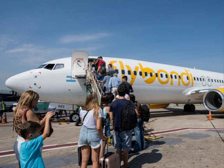 Multaron a Flybondi por casi $230 millones tras quejas de pasajeros
