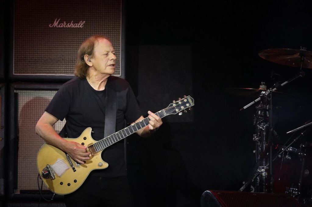 Internaron al guitarrista Stevie Young de AC/DC en Buenos Aires