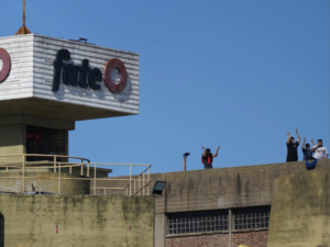 La justicia dio marcha atrás y revocó la orden de desalojo de Fate