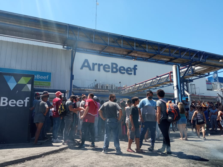 Arrebeef suspendió a 400 empleados tras caída de actividad en el sector frigorífico