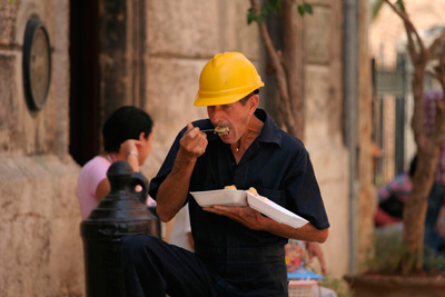 Más del 80% de los argentinos reduce o resigna su comida en la jornada laboral