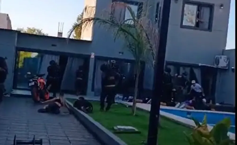 Una pool party terminó con un tiroteo y un muerto durante un allanamiento