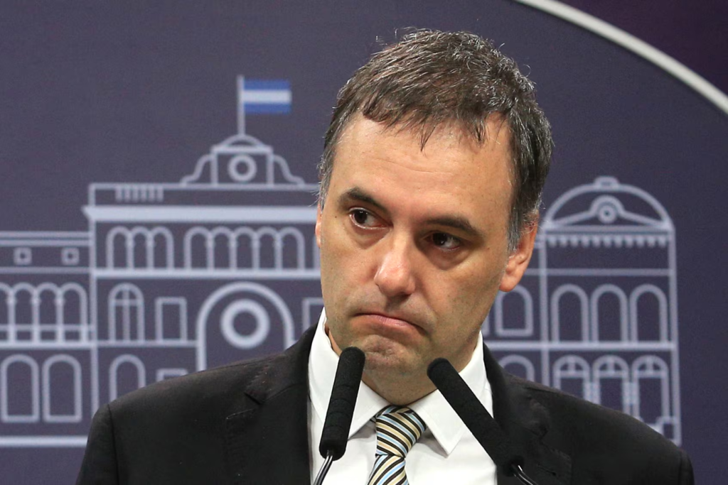 Adorni habló en medio del escándalo y no logró despejar las dudas