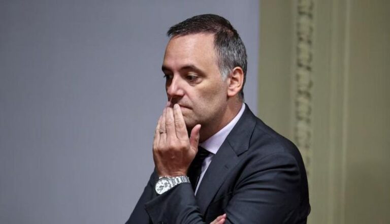 Investigan el patrimonio y casi 20 viajes de Adorni