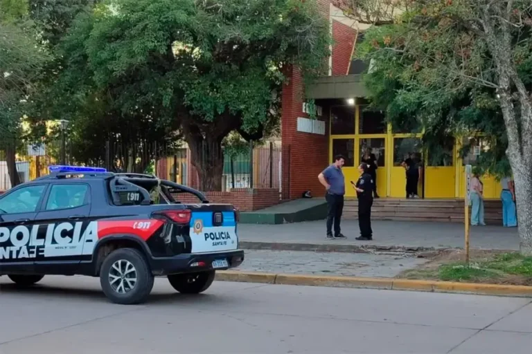 Detuvieron a un adolescente por amenazas de tiroteos a escuelas en Santa Fe