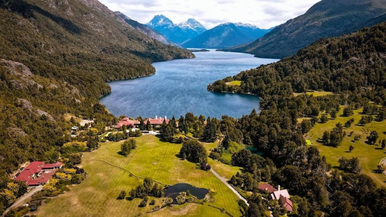 Milei y Lewis acordaron en secreto la compra fraudulenta de Lago Escondido