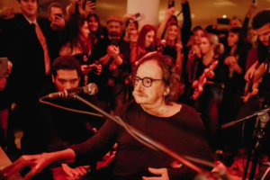 Charly García deberá permanecer internado tras una extirpación de riñón