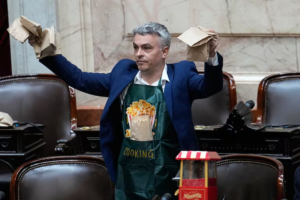 La ironía de Menem que pegó la vuelta: Esteban Paulón repartió pochoclos en Diputados