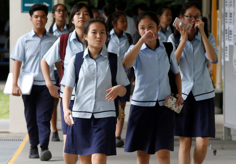 Singapur autoriza a los profesores a azotar a alumnos para combatir el bullying escolar