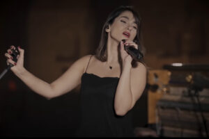 Condenaron a 74 latigazos a una cantante iraní por dar un concierto virtual sin velo