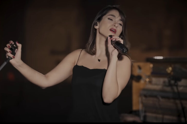 Condenaron a 74 latigazos a una cantante iraní por dar un concierto virtual sin velo