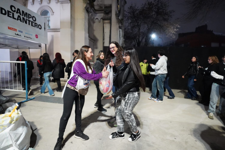 Lali recaudó 4 toneladas de alimentos con su campaña solidaria en River