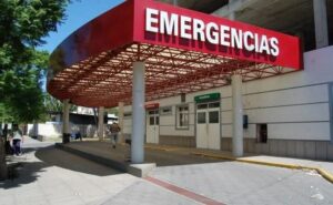 Buscan familiares de un joven que se encuentra en terapia intensiva en el Hospital Municipal