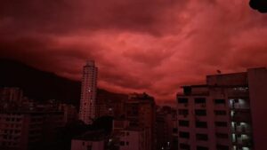 Venezuela: el cielo de Caracas se tiñó de un extraño tono rojizo
