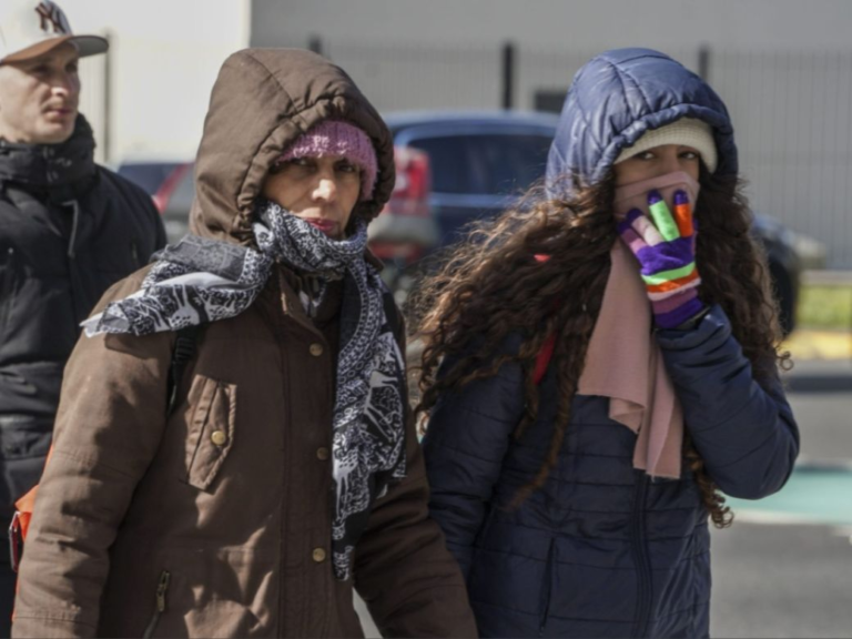 En medio de las alertas por frío y la crisis volvió a aumentar el gas y luz