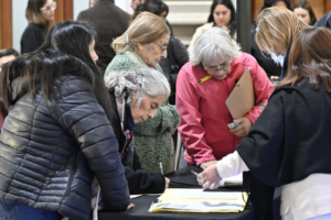Más de 200 familias firmaron las escrituras de sus hogares tras casi 30 años de espera