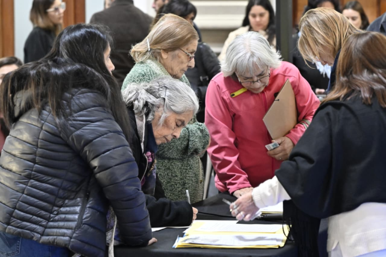 Más de 200 familias firmaron las escrituras de sus hogares tras casi 30 años de espera