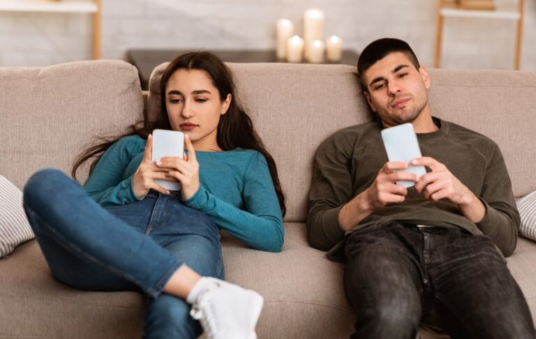 ¿Pensás que es así?: un estudio vinculó el uso del celular con la baja de la natalidad