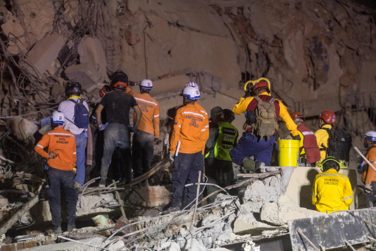 Venezuela reclama el regreso de rescatistas a casi un mes de la tragedia