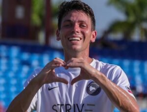 El futbolista argentino detenido por el ICE denunció que le dieron comida de perro