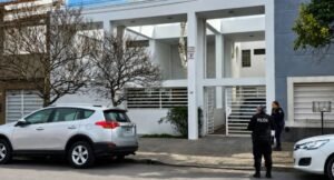 Golpearon a una jubilada en barrio Universitario y le robaron dólares, joyas y armas