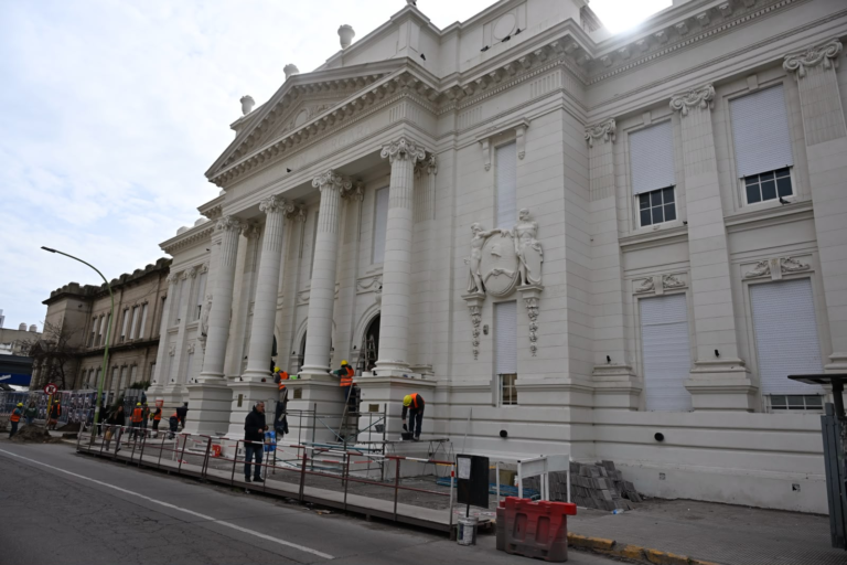 Las obras en la fachada y el hall central de la escuela N° 2 ingresan en su etapa final