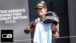 Valentín Perrone subió al podio y celebró con la camiseta de Argentina