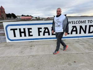 Un veterano de Malvinas volvió a las islas e hizo flamear la bandera argentina pese a la prohibición