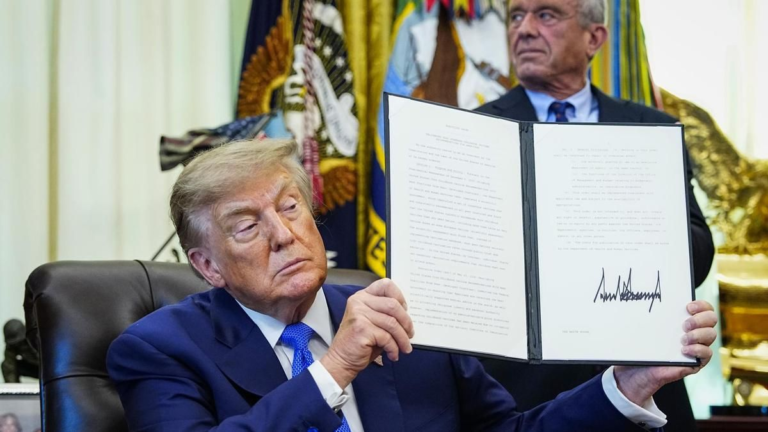 Trump firma un decreto para reducir el número de vacunas infantiles