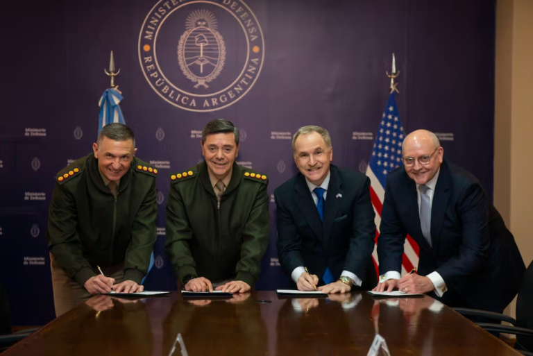 Mientras las familias se endeudan para comer Argentina compró 235 tanques de guerra a Estados Unidos