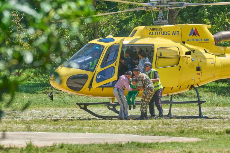 Suben a más e 390 los muertos en Nepal tras la inundación