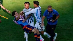Sanciones por el Mundial: multa de 321 mil dólares y diez fechas para Paredes