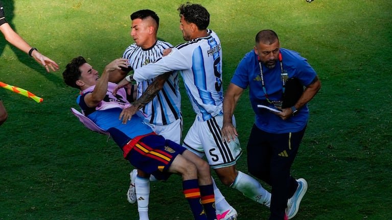 Sanciones por el Mundial: multa de 321 mil dólares y diez fechas para Paredes